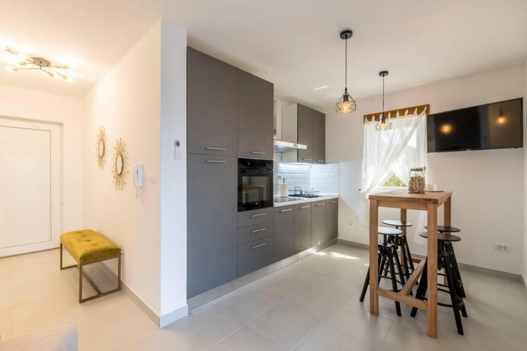 Apartment By Joe Trogir Exterior foto